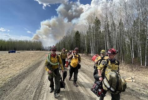 ‘Challenging time’: Alberta wildfire evacuees to get financial aid, military to help